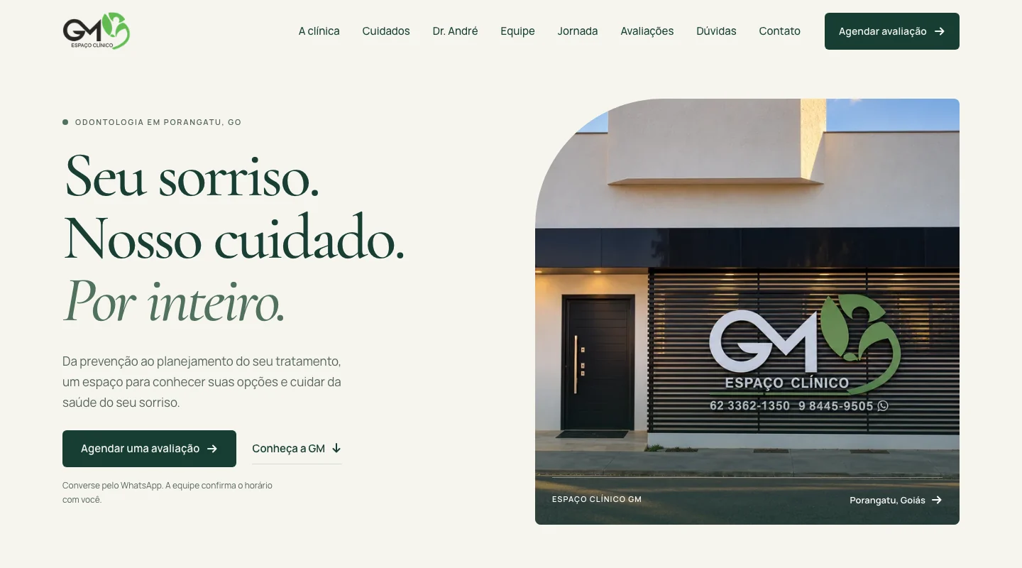Primeira dobra do site Espaço Clínico GM, com chamada em verde e fotografia da fachada